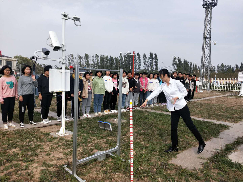 职教师生参观观测场 (1).jpg