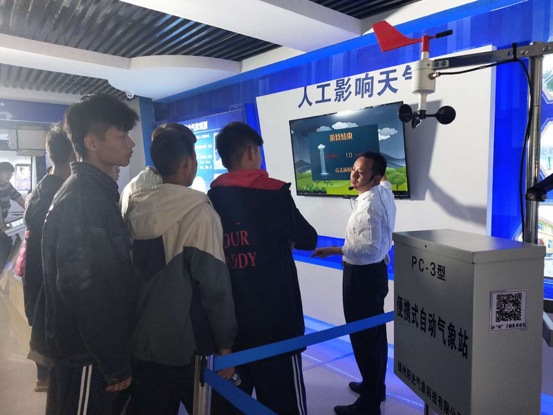 职教师生参观科普馆.jpg
