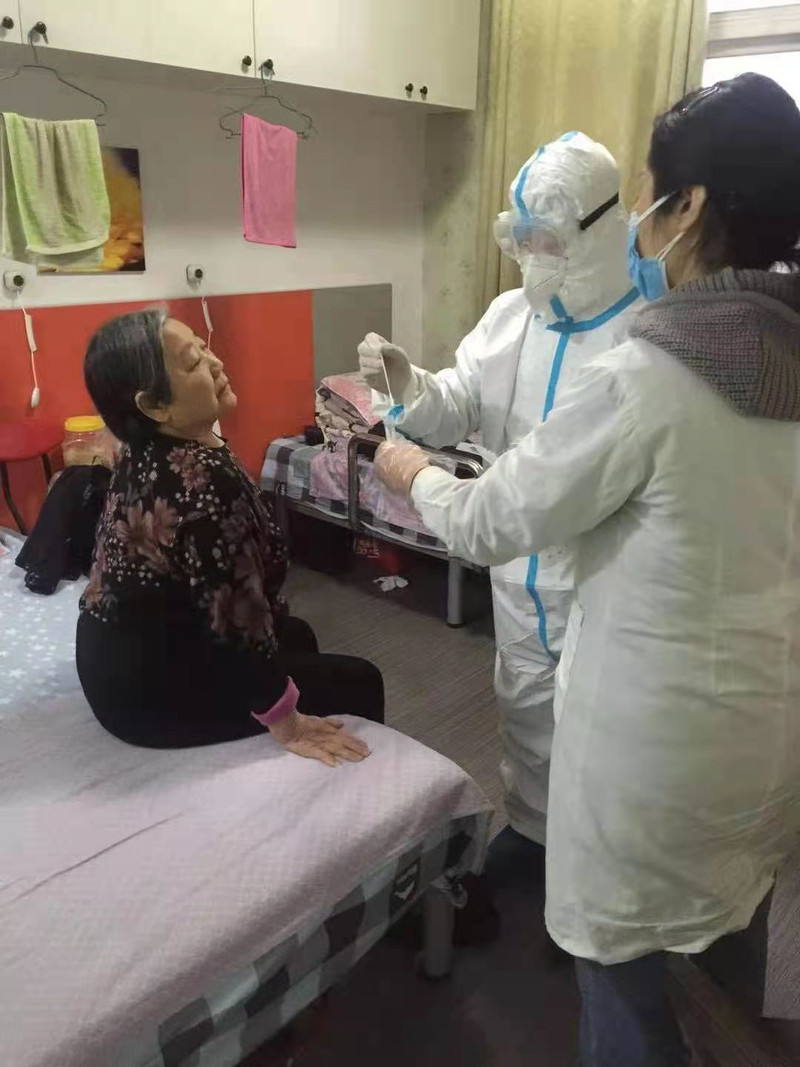 民政局联系医疗部门为养老机构老人做核酸检测2.jpg