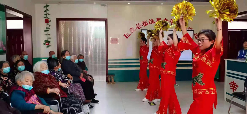养老机构元宵节期间为老人表演文艺节目2.jpg