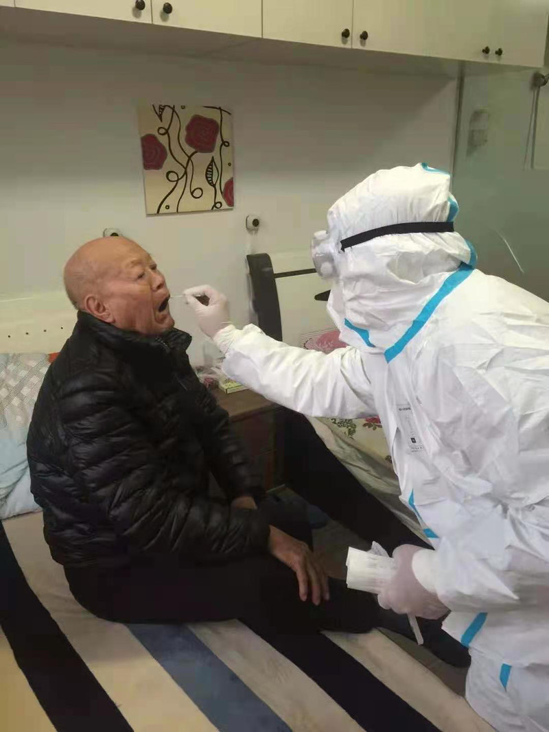 民政局联系医疗部门为养老机构老人做核酸检测1.jpg