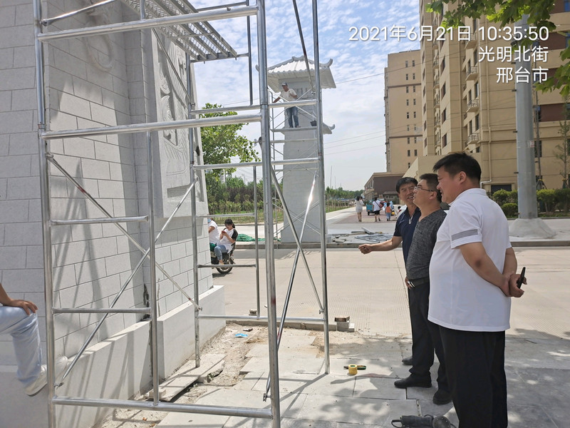 6.21王立强局长王科长现场查看并指导光明街汉阙建设进度.jpg