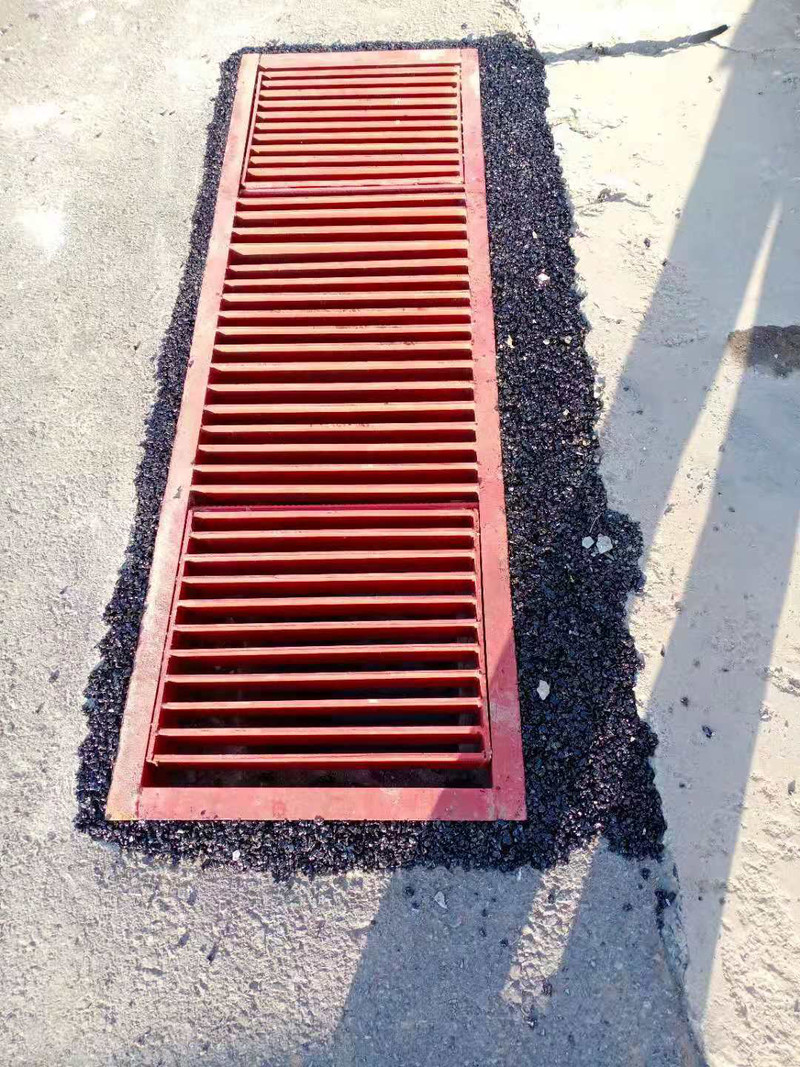6.18风清路更换铁雨水篦子2.jpg