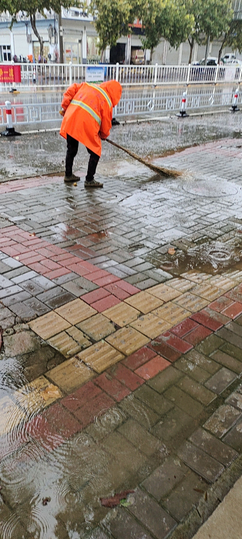 雨中环卫2.jpg