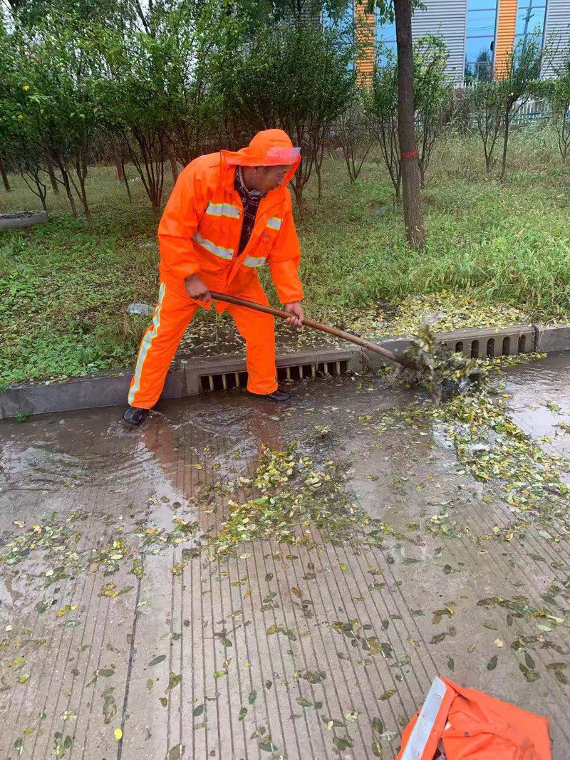 雨中环卫1.jpg