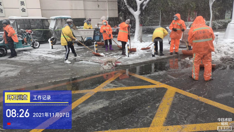 11.7环卫清理路面积雪.jpg
