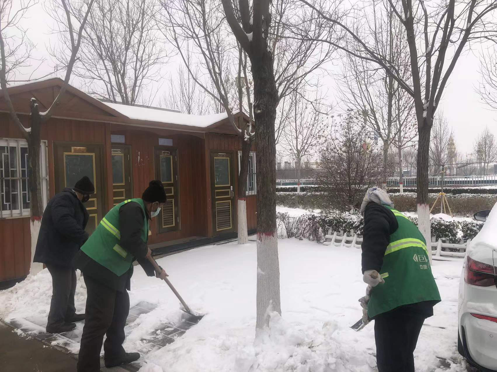 公厕前清理积雪.jpg