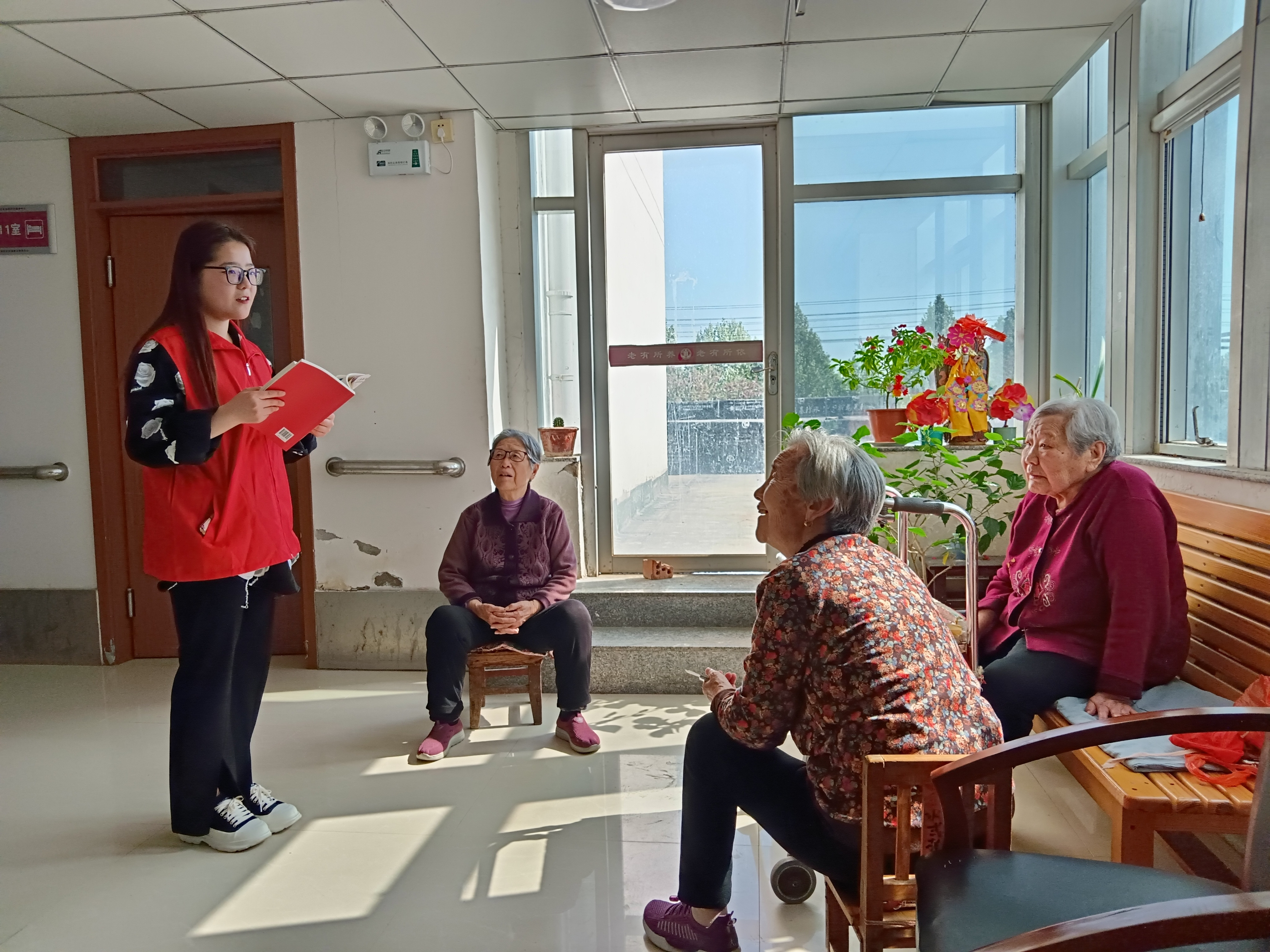 世界读书日走进养老服务中心2.jpg