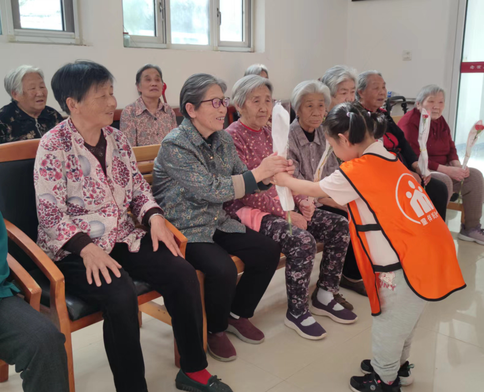 巨鹿县民政局联合“童伴之家”的小朋友在巨鹿县养老服务中心，为老人送上鲜花。摄影者：陈君爽2.jpg